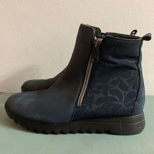 Munro Ashcroft Bootie in Blue‎